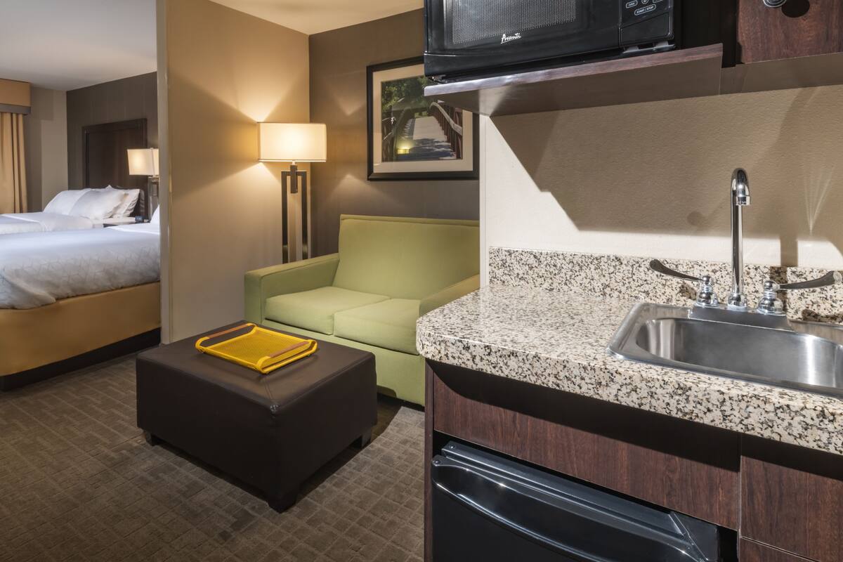 in-room safe, desk, iron/ironing board, free wifi