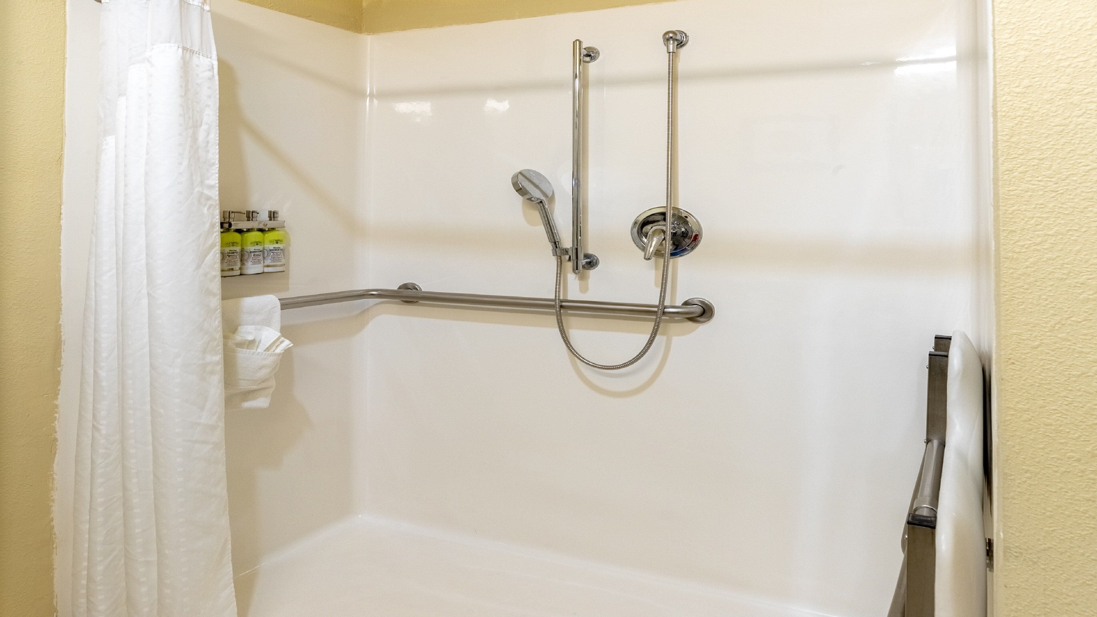 rainfall showerhead, free toiletries, hair dryer, towels