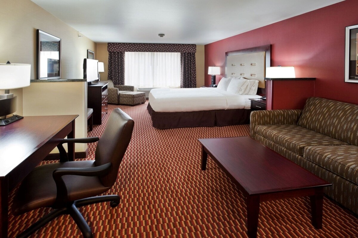 In-room safe, desk, laptop workspace, iron/ironing board