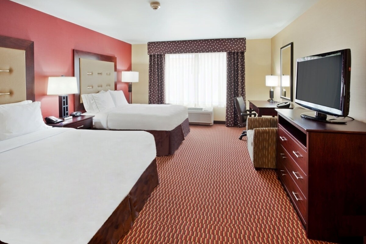 In-room safe, desk, laptop workspace, iron/ironing board