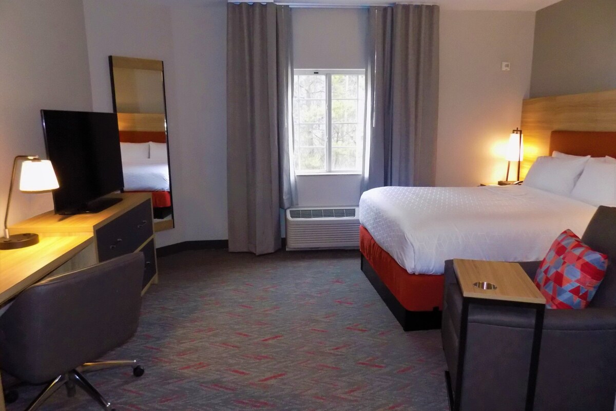 In-room safe, desk, iron/ironing board, WiFi (free)