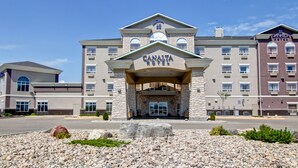 Un hôtel doté d’une façade en pierre, d’une entrée imposante et de nombreuses fenêtres.