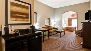 Deluxe Room, 1 King Bed (King With Pullout Sofa) | Hypo-allergenic bedding, desk, laptop workspace, iron/ironing board