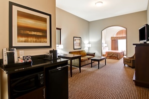 Deluxe Room, 1 King Bed (King With Pullout Sofa) | Hypo-allergenic bedding, desk, laptop workspace, iron/ironing board