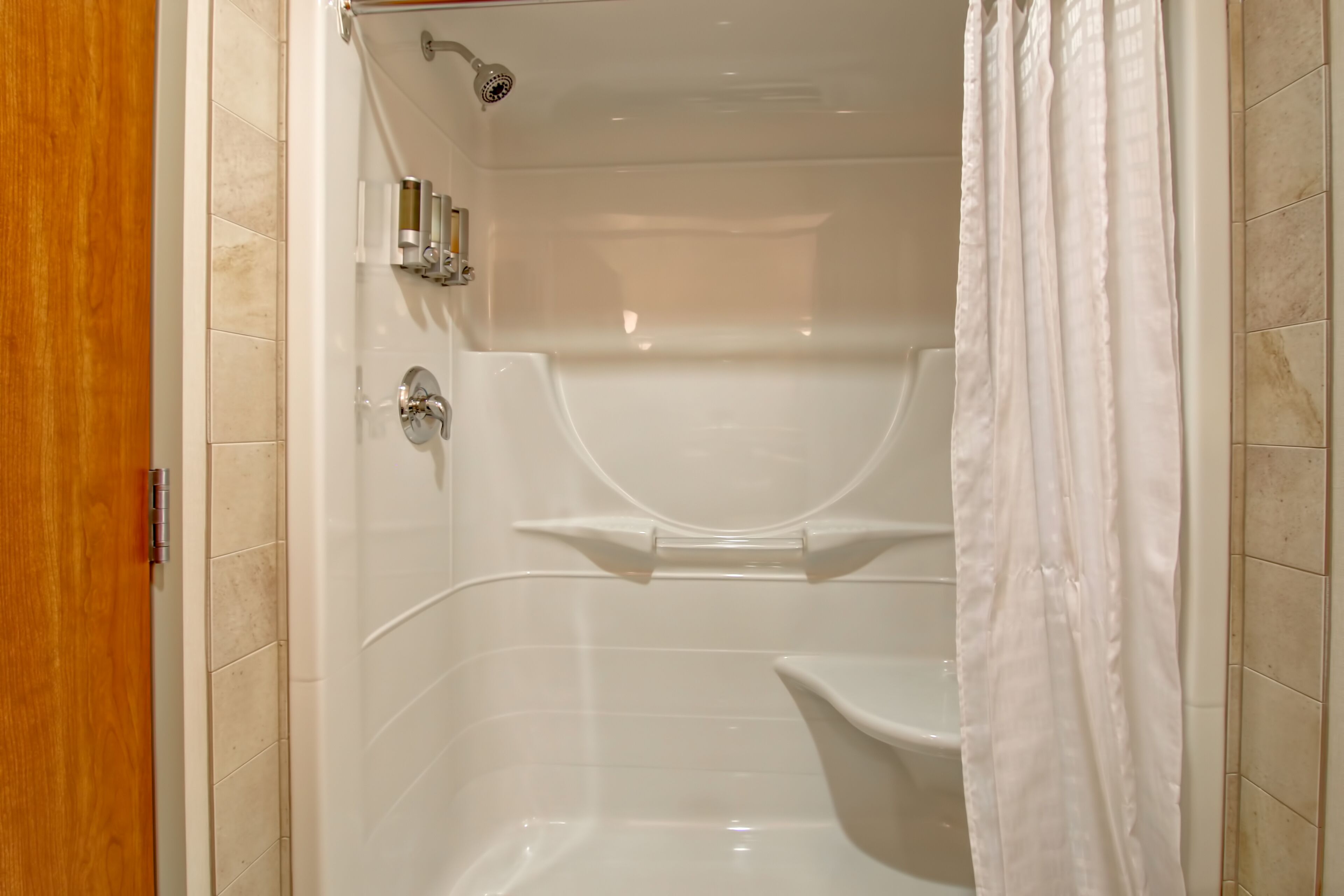 combined shower/bathtub, hair dryer, towels