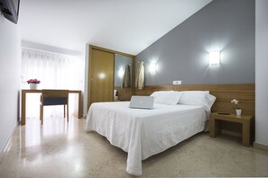 Zimmersafe, individuell eingerichtet, Schreibtisch