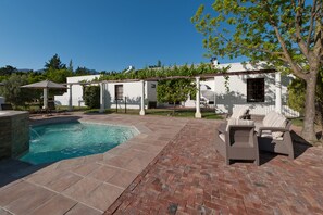 Outdoor pool, pool umbrellas, pool loungers - La Galinière Guest Cottages (Franschhoek)