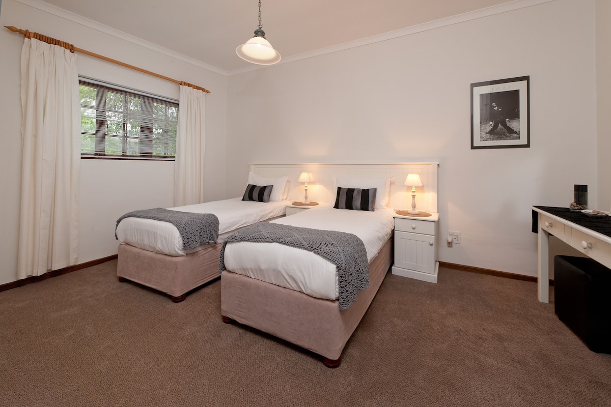 Cottage, 2 slaapkamers (Pinotage) | 2 slaapkamers, een kluis op de kamer, individueel gedecoreerd