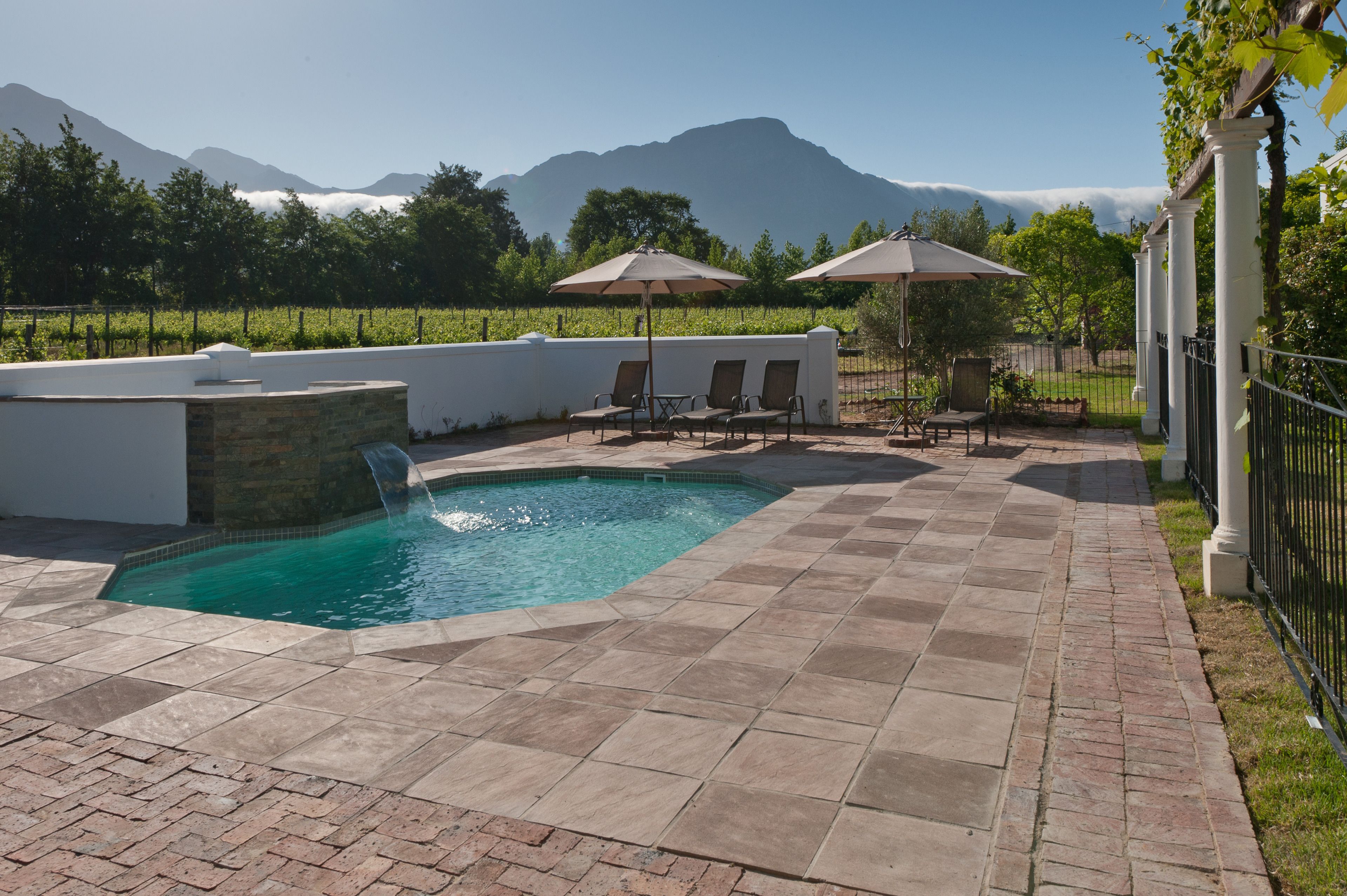 室外泳池；泳池傘、躺椅