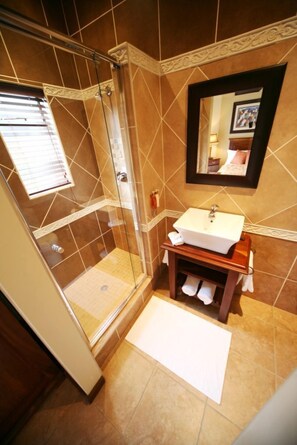 Komfortbadewanne, Regendusche, Haartrockner, Handtücher