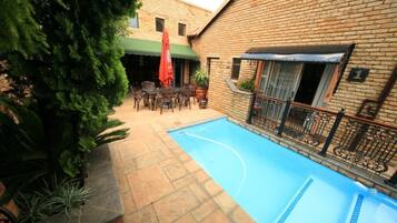 Piscina externa, funciona das 8h às 20h, espreguiçadeiras
