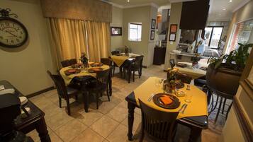 Sarapan Ala Inggris setiap hari (ZAR 100 per orang)