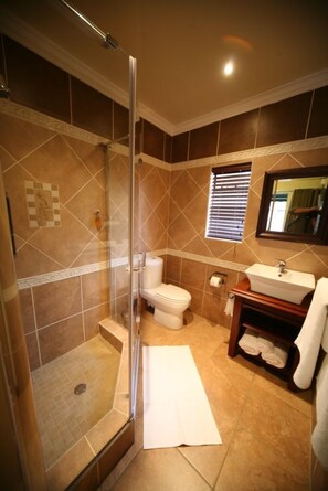 Deep-soaking bathtub, rainfall showerhead, hair dryer, towels - Le Cozmo Guest House (Alberton)
