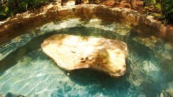 2 piscinas externas, espreguiçadeiras