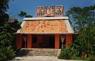 Un edificio con fachada de piedra y un relieve tallado.