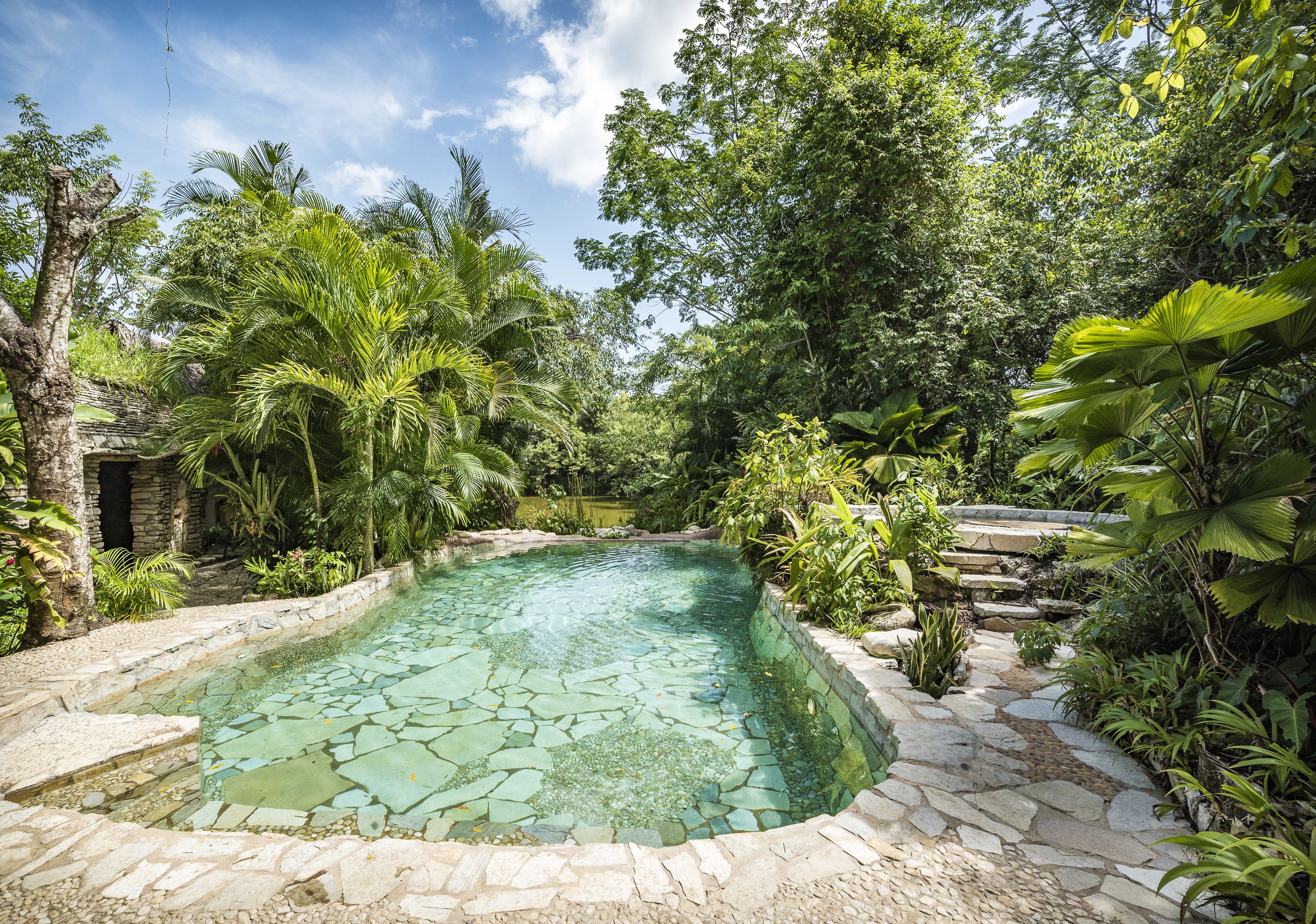 2 albercas al aire libre y camastros 