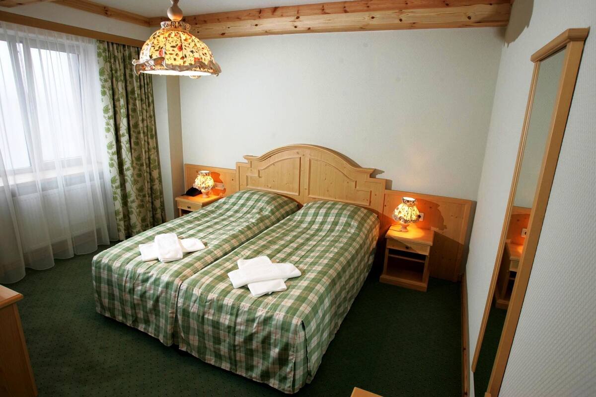 Twin Room | Premium bedding, minibar, in-room safe, desk