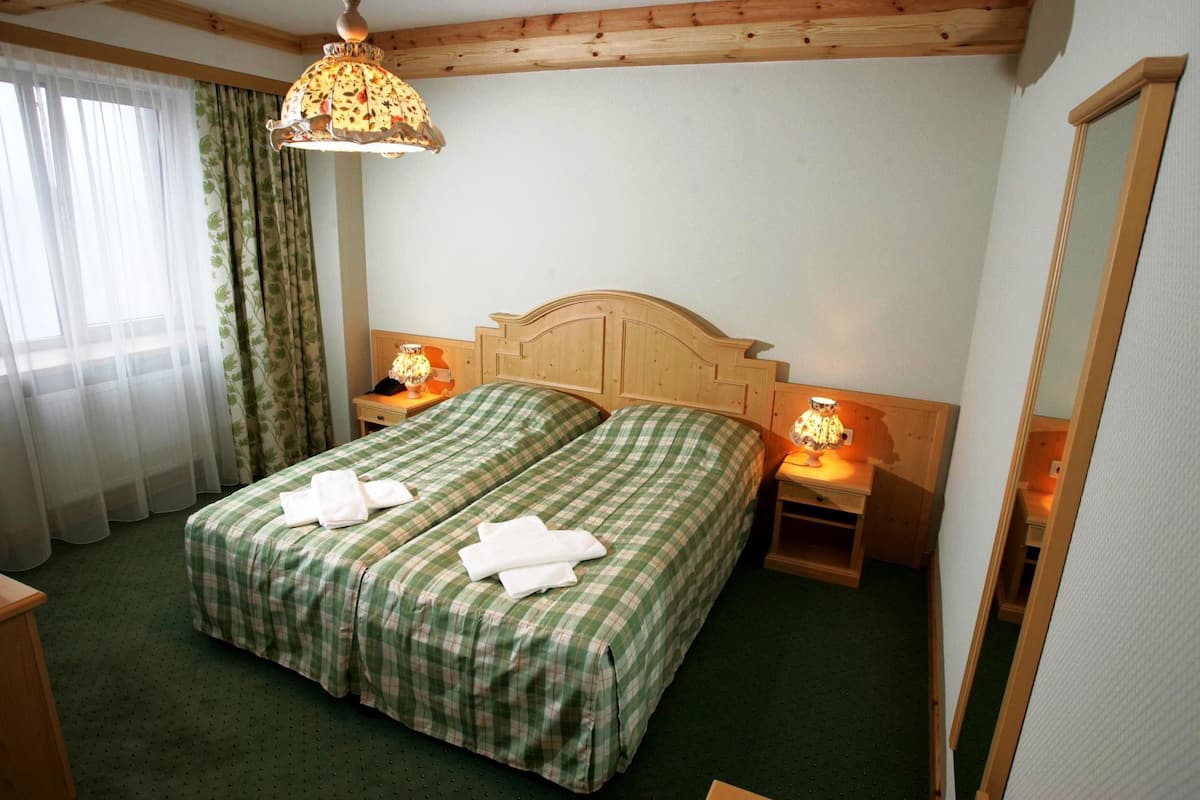 Twin kamer | Luxe beddengoed, een minibar, een kluis op de kamer, een bureau