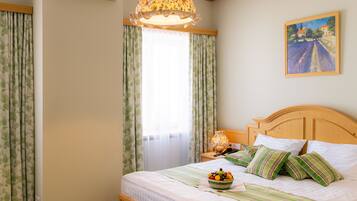 أغطية فراش متميزة وميني بار وخزنة داخل الغرفة ومكتب