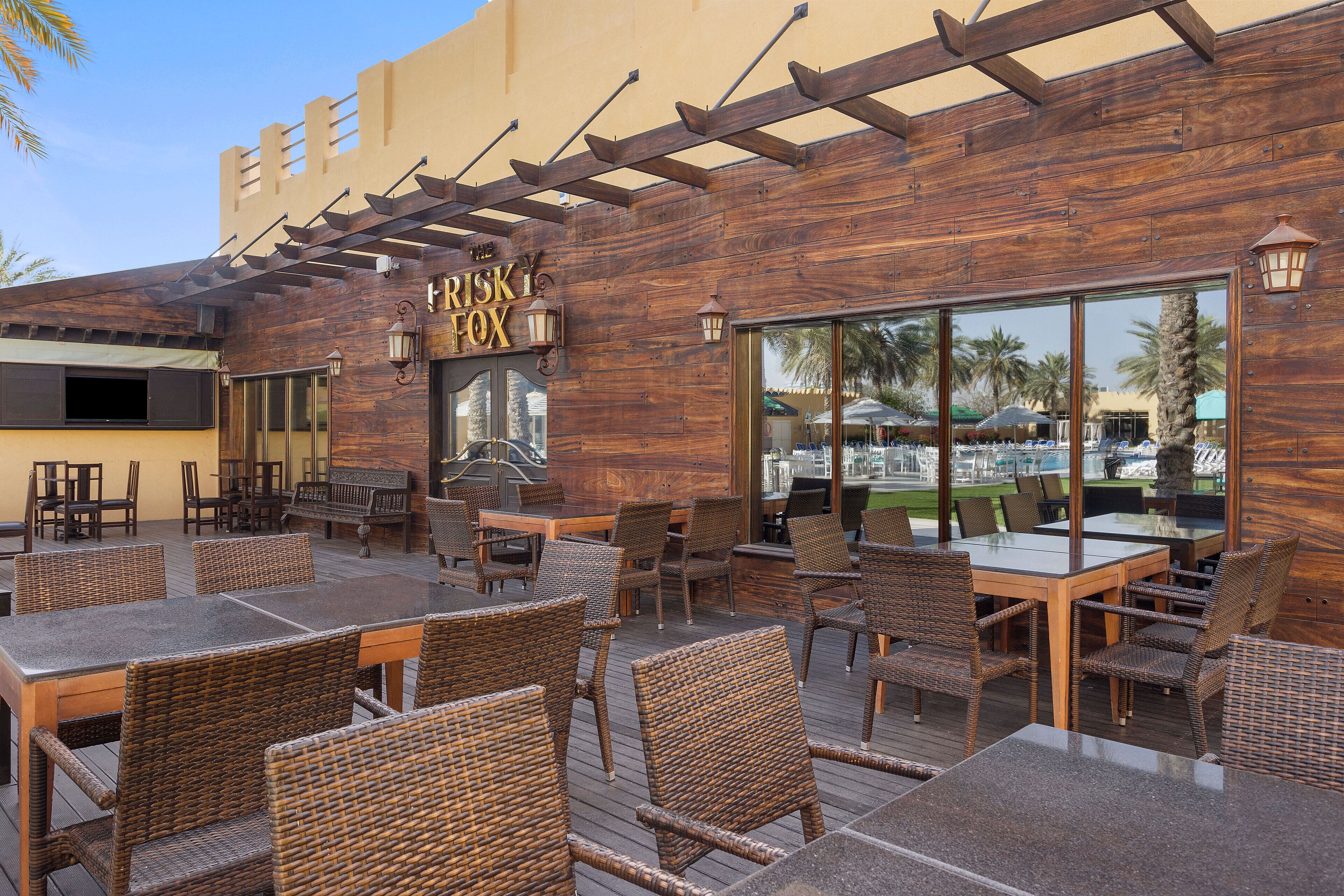 2 bars/lounges, pub, cocktail bar