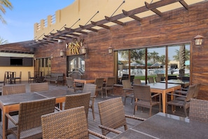 2 bars/lounges, pub, cocktail bar - Al Hamra Village Hotel (Ras Al Khaimah)