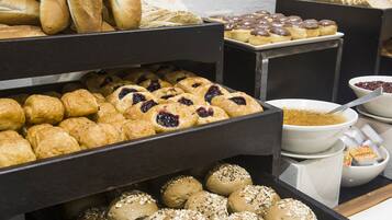 Tägliches Frühstücksbuffet (83 AED pro Person)