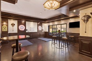 2 Bars/Lounges, Pub, Cocktailbar