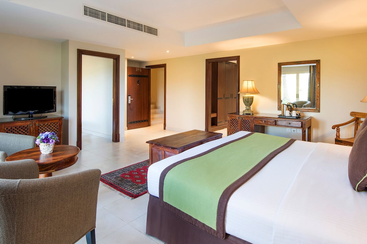 Suite Junior, pemandangan kolam renang | 1 kamar tidur, minibar, dan brankas