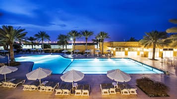 Piscine extérieure, parasols de plage, chaises longues