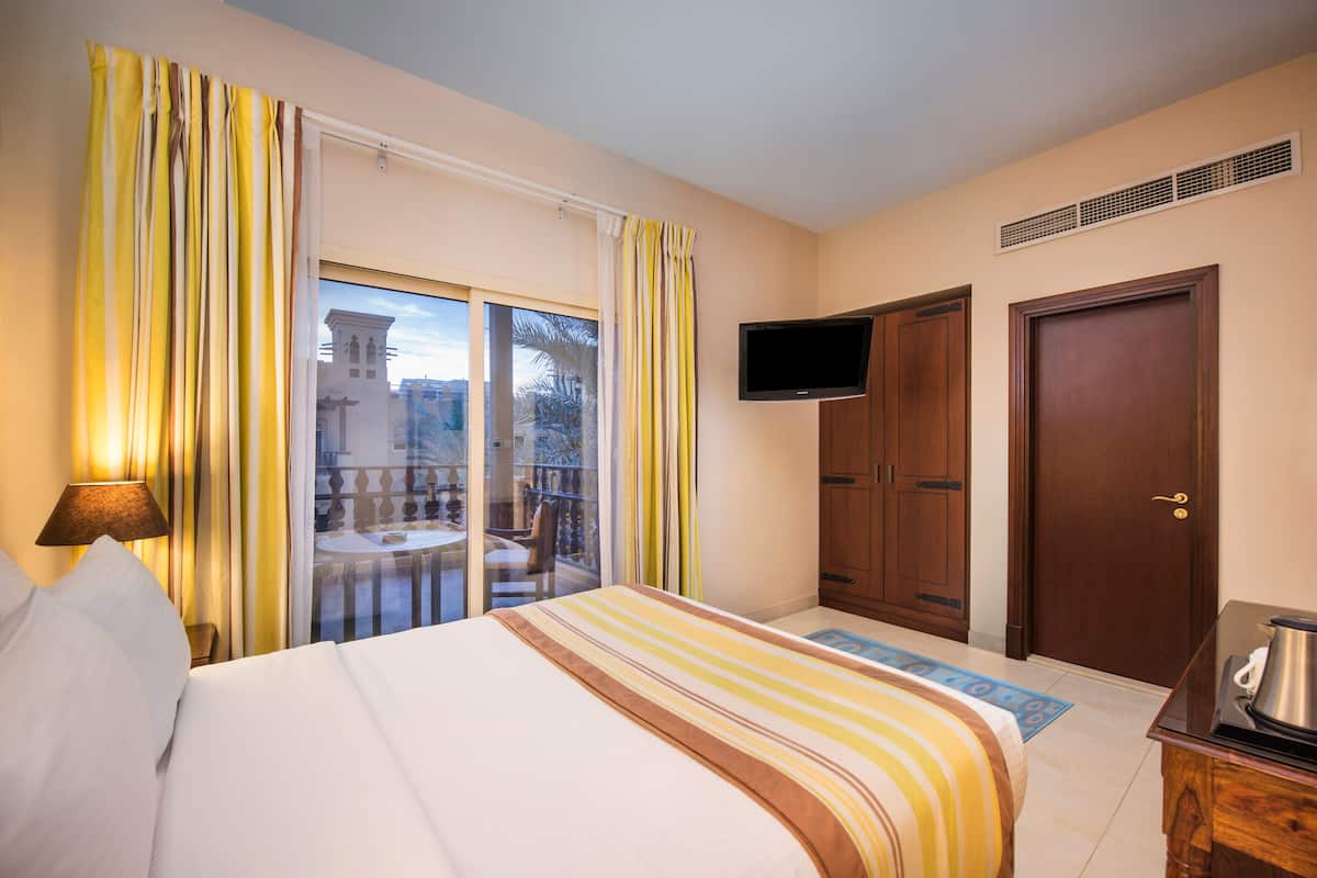 1 kamar tidur, minibar, dan brankas