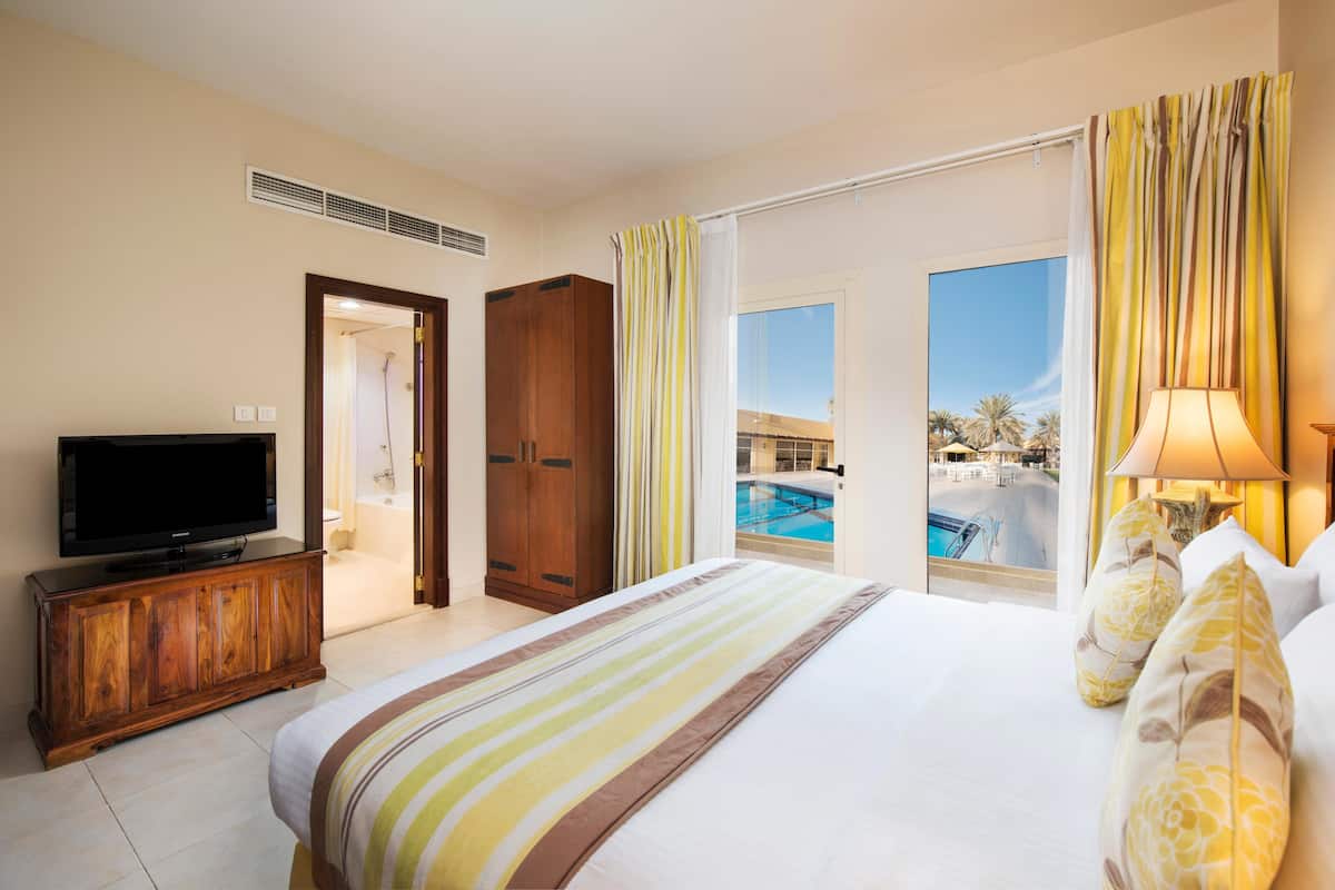 1 kamar tidur, minibar, dan brankas
