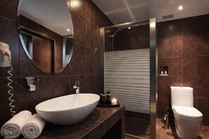 تجهيزات دش، مستلزمات مجانية للعناية الشخصية، مجففات شعر، خف للقدمين