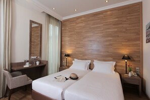 Habitación clásica doble, balcón | Sábanas de algodón egipcio, ropa de cama de alta calidad, caja fuerte