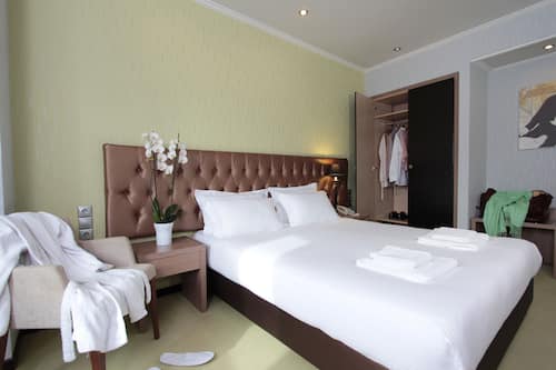 Superior-Doppelzimmer, Nichtraucher, Stadtblick | Badezimmer | Dusche, kostenlose Toilettenartikel, Haartrockner, Hausschuhe