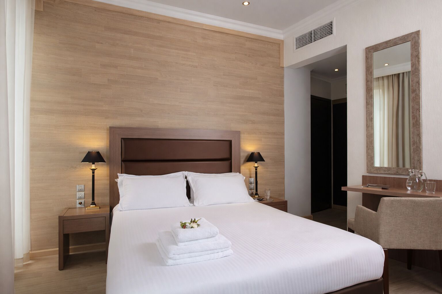 ملاءات من القطن المصري وأغطية فراش متميزة وخزنة داخل الغرفة