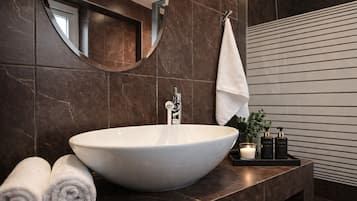 Chambre Double Supérieure, non-fumeurs, vue ville | Salle de bain | Douche, articles de toilette gratuits, sÚche-cheveux, chaussons