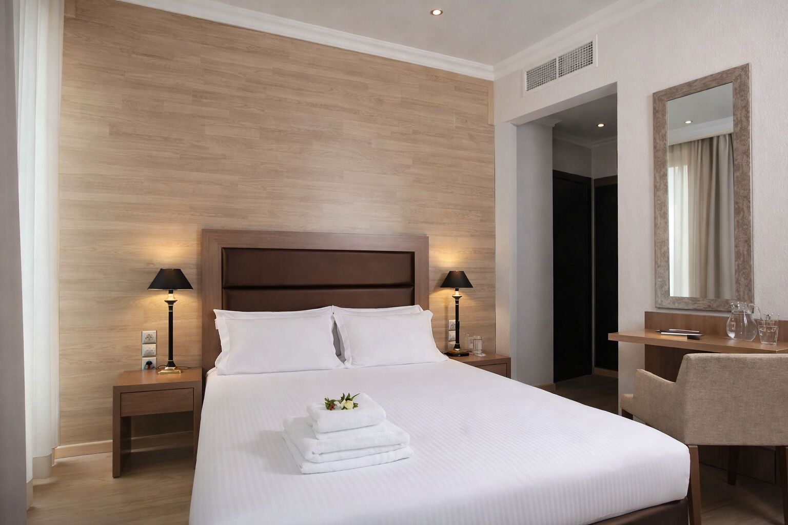 ملاءات من القطن المصري وأغطية فراش متميزة وخزنة داخل الغرفة