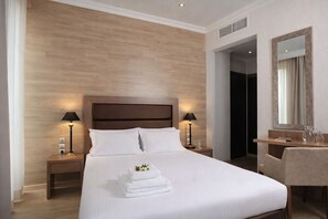 ملاءات من القطن المصري وأغطية فراش متميزة وخزنة داخل الغرفة