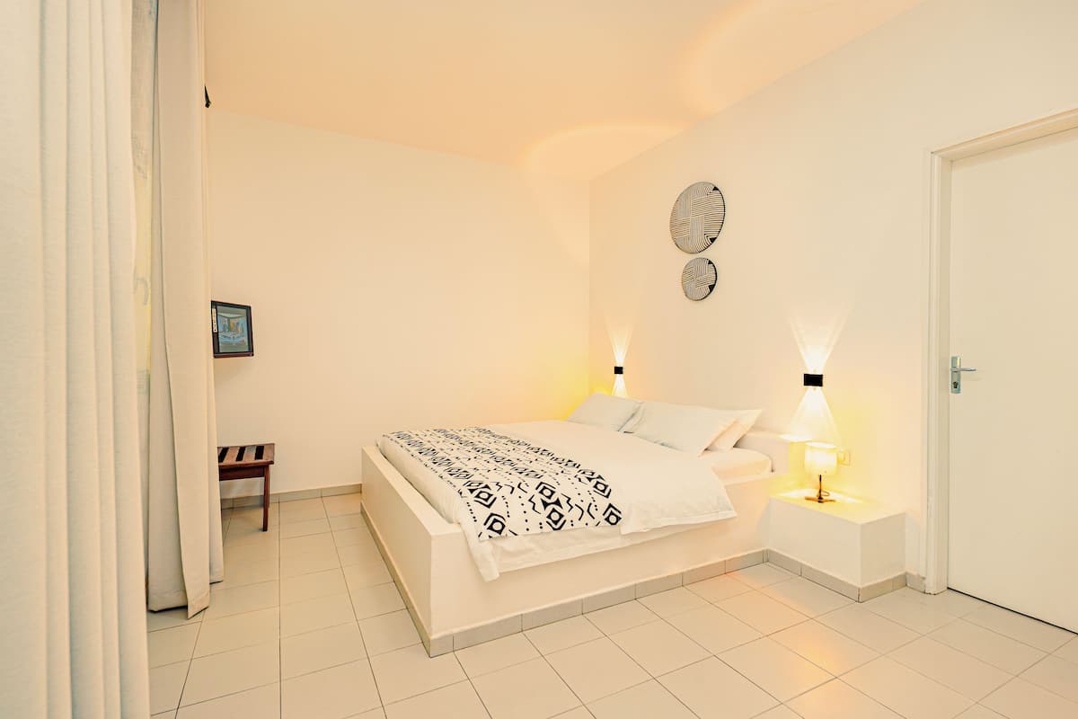 Chambre Double Familiale | 2 chambres, coffres-forts dans les chambres, lits bébé (gratuits)