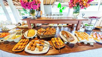 Café da manhã com buffet todos os dias (XOF 10000 por pessoa)