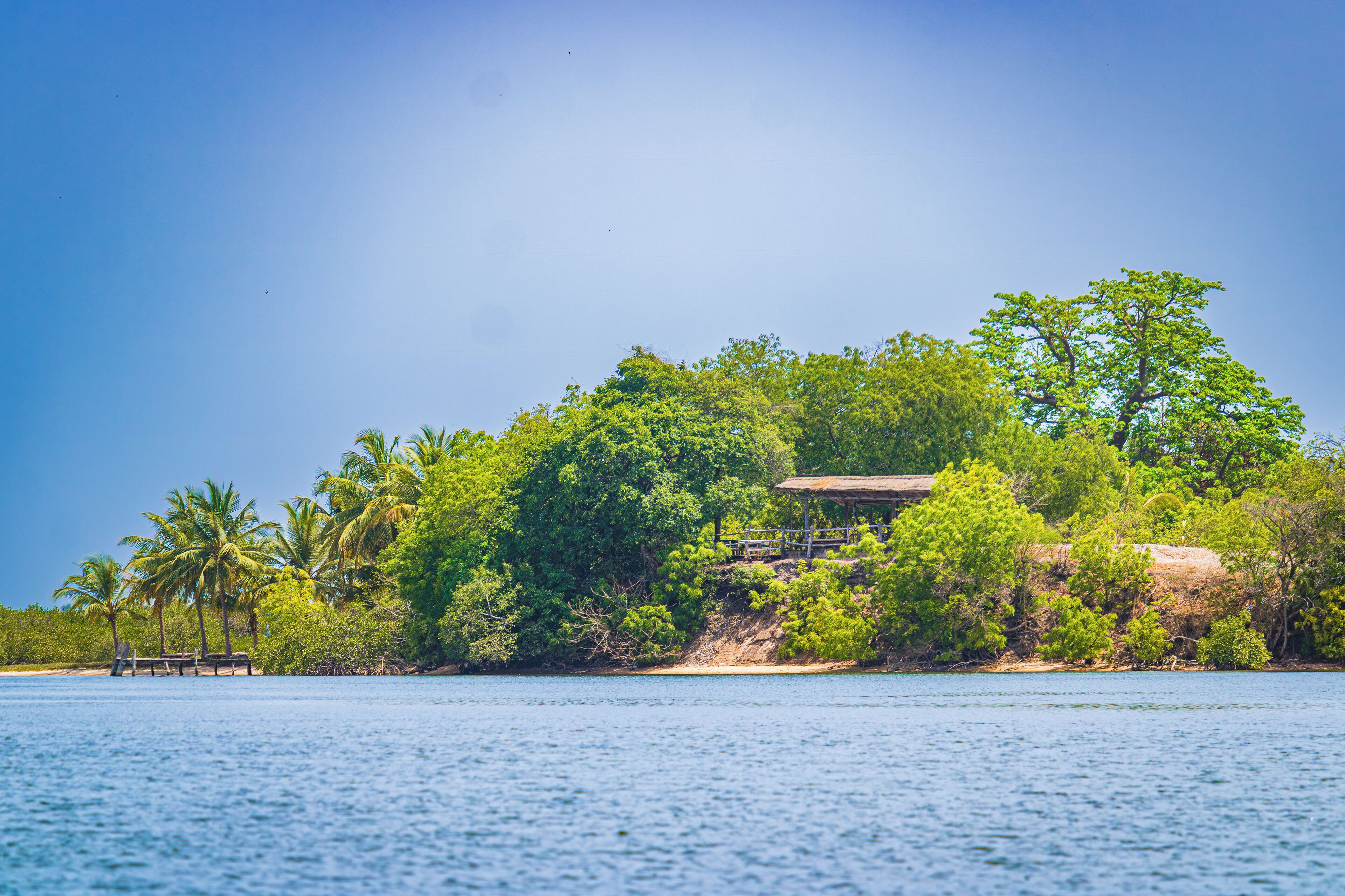 En la playa, kayaks y pesca 