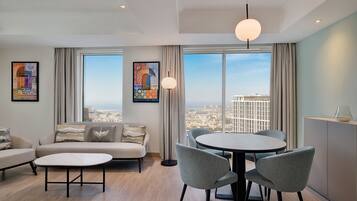 特級套房, 2 間臥室 | 高級寢具、羽絨被、Select Comfort 床墊、房內夾萬