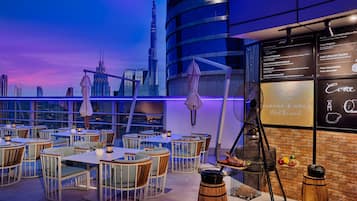 2 間餐廳,供應早餐、午餐和晚餐,中東料理