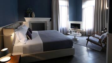 Phòng đôi, quang cảnh thành phố | Minibar, bàn, bàn ủi/dụng cụ ủi quần áo