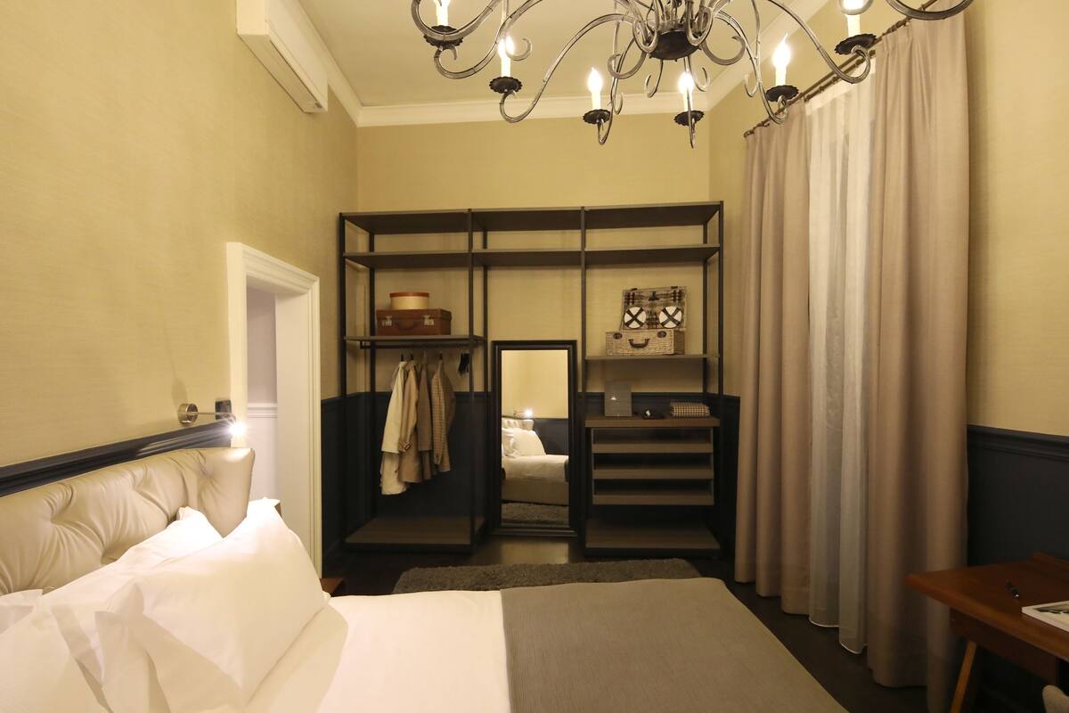 Suite | Minibar, desk, iron/ironing board (on request), cribs (free)