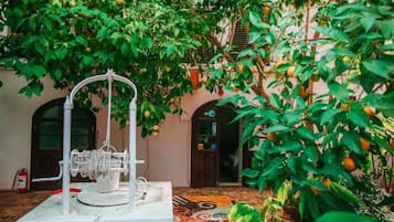 Serviço de café da manhã, almoço, jantar; vistas para o jardim