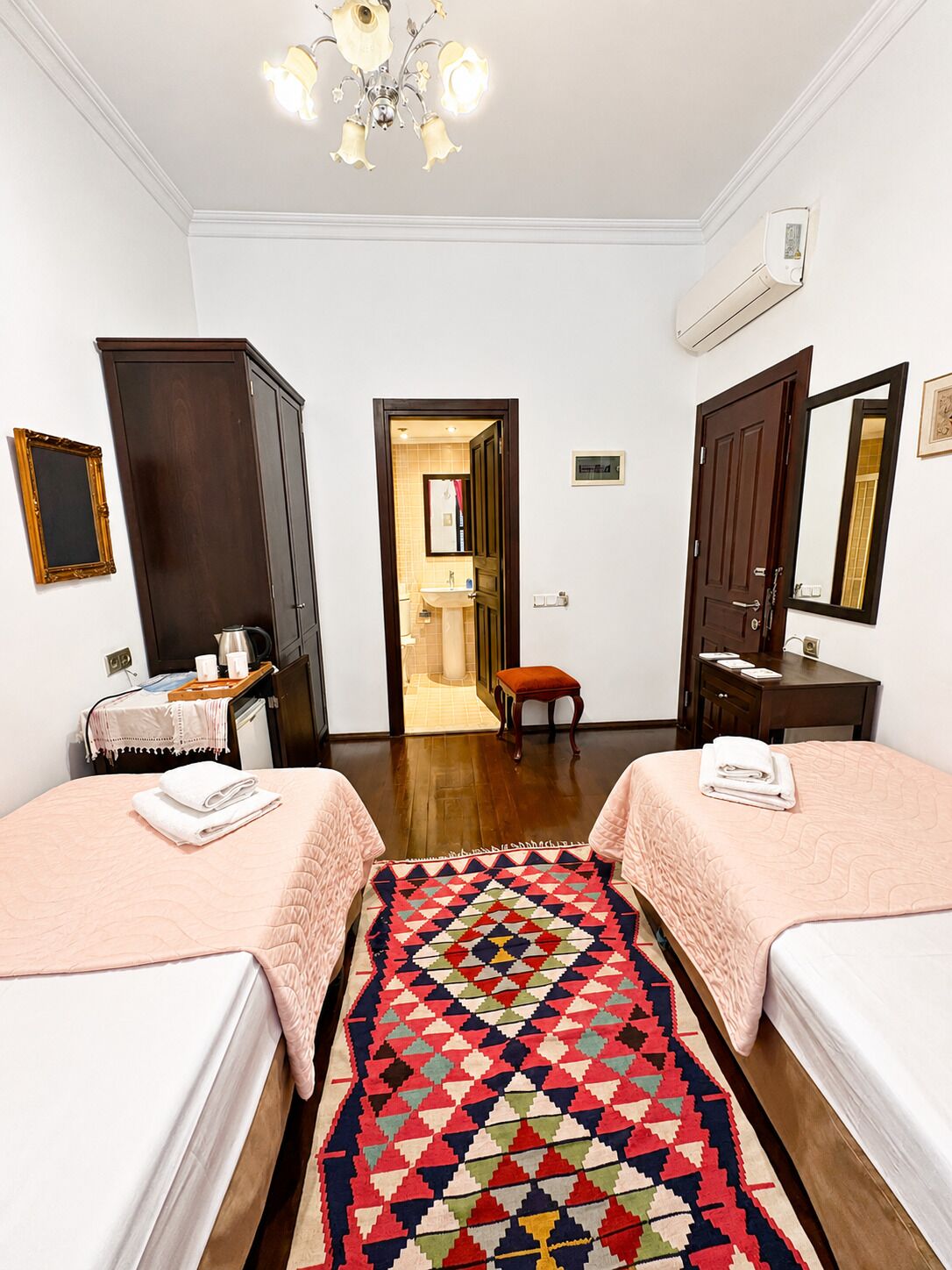 Habitación clásica con 2 camas individuales, 2 camas individuales, para no fumadores | Minibar, escritorio, insonorización y wifi gratis 
