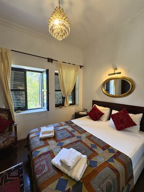 Double Room | Premium bedding, desk, soundproofing, free WiFi