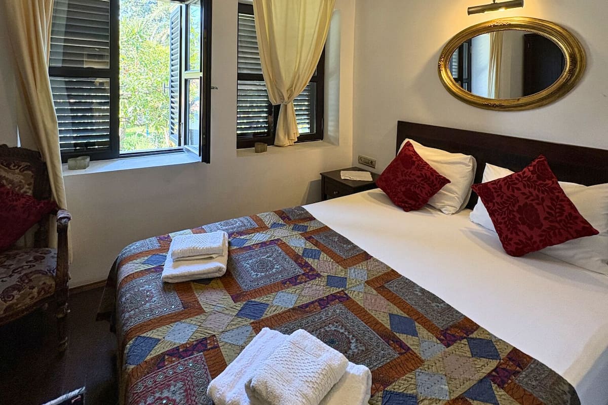 Double Room | Premium bedding, desk, soundproofing, free WiFi