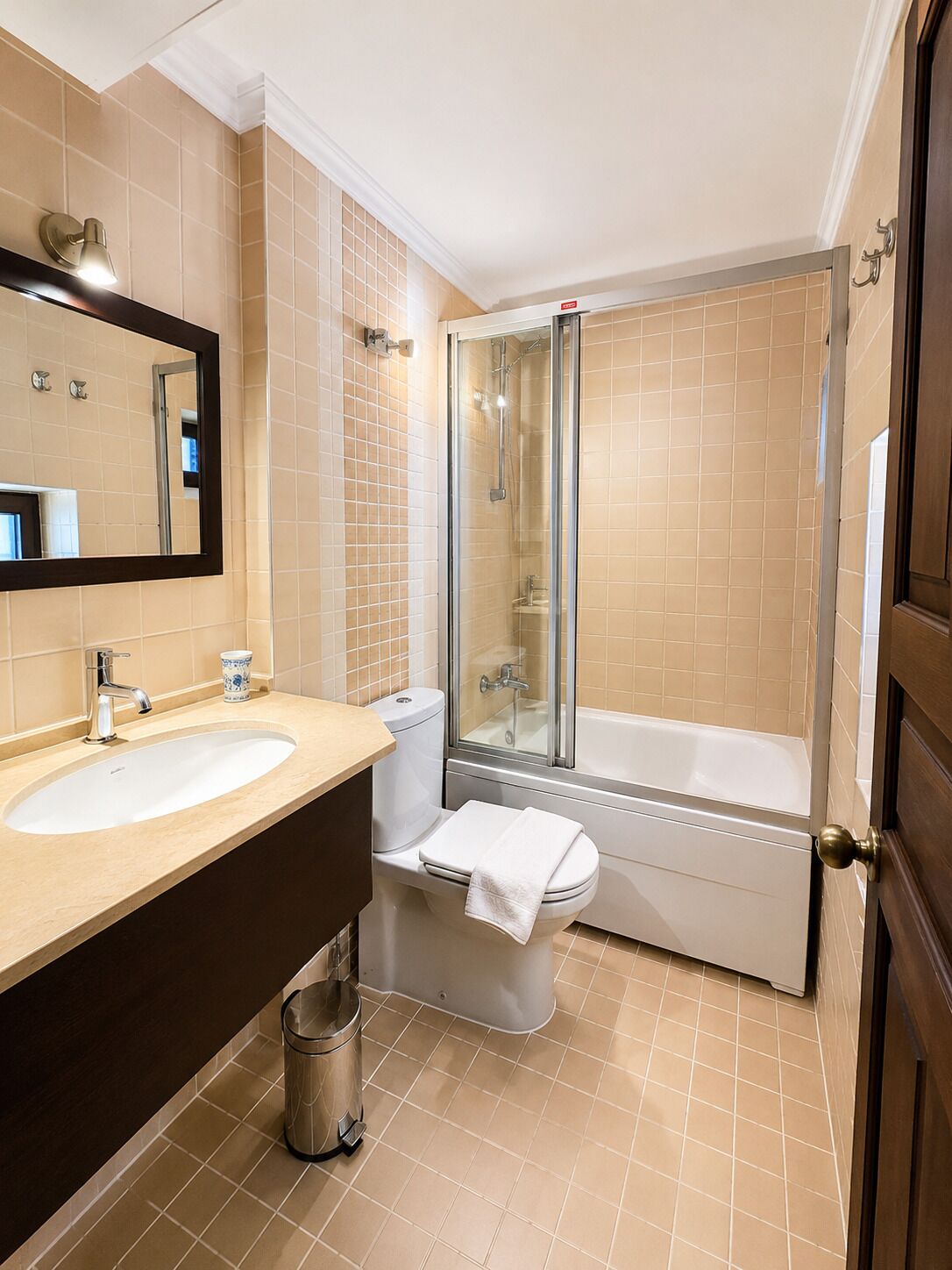 Habitación doble clásica | Baño | Regadera, amenidades de baño gratuitas, secadora de cabello, pantuflas 